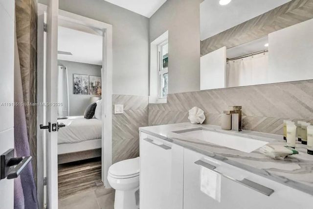 1241 Hollywood Blvd, Hollywood, FL 33019