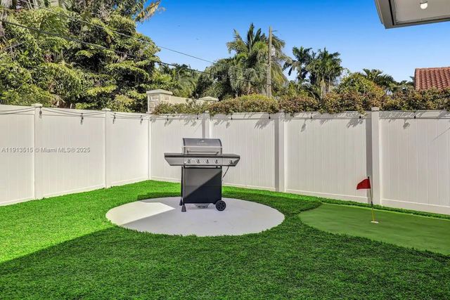 1241 Hollywood Blvd, Hollywood, FL 33019