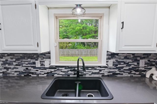 3 Kenilworth DR, Hampton, VA 23666