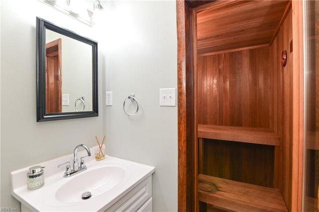 3 Kenilworth DR, Hampton, VA 23666