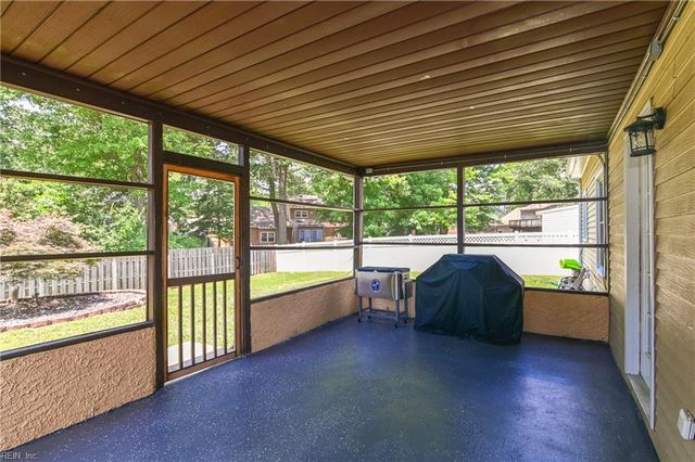3 Kenilworth DR, Hampton, VA 23666