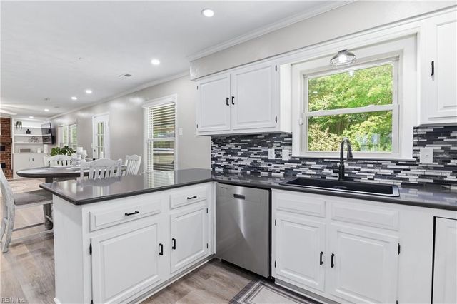 3 Kenilworth DR, Hampton, VA 23666