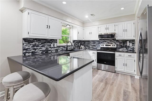 3 Kenilworth DR, Hampton, VA 23666