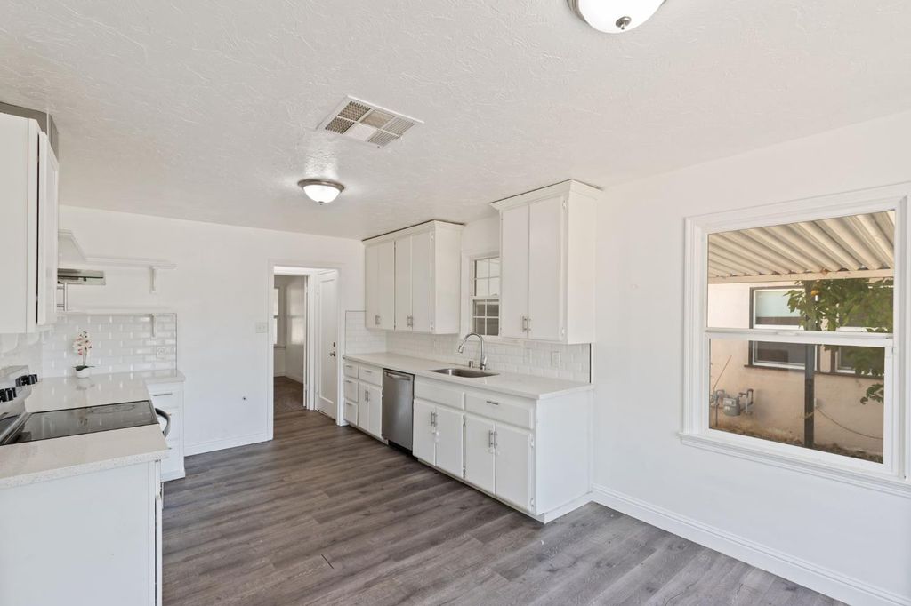 Image 10 of property listing at 1528 W Cortland Avenue, Fresno, CA 93705