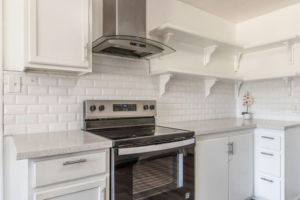 Image 12 of property listing at 1528 W Cortland Avenue, Fresno, CA 93705