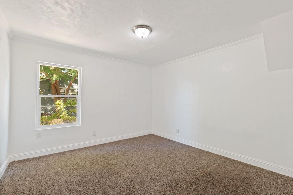 Image 13 of property listing at 1528 W Cortland Avenue, Fresno, CA 93705