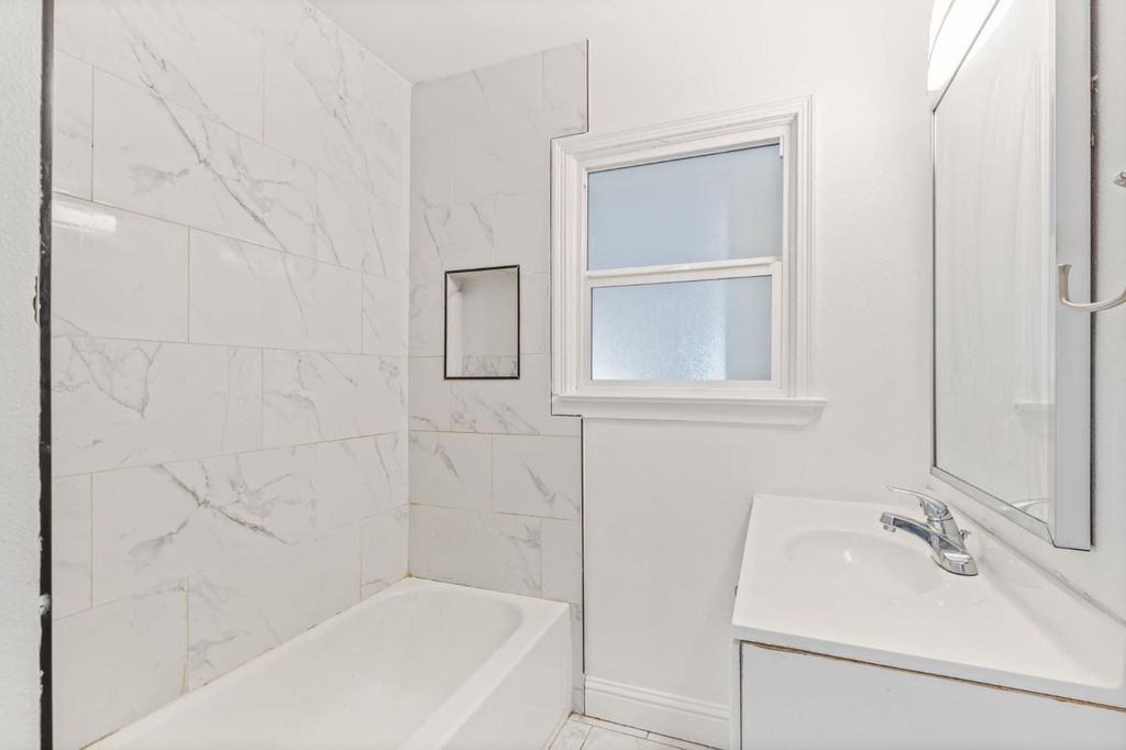 Image 14 of property listing at 1528 W Cortland Avenue, Fresno, CA 93705