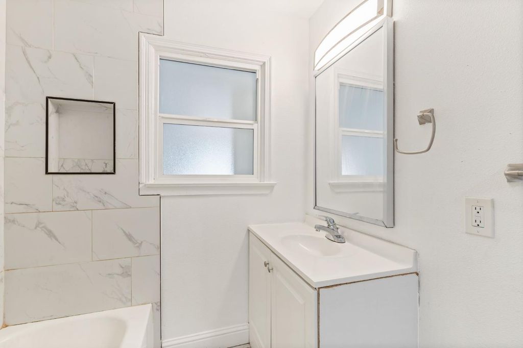 Image 15 of property listing at 1528 W Cortland Avenue, Fresno, CA 93705