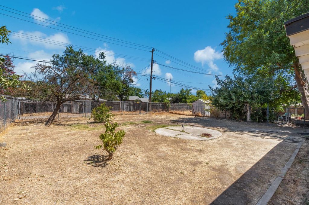 Image 22 of property listing at 1528 W Cortland Avenue, Fresno, CA 93705