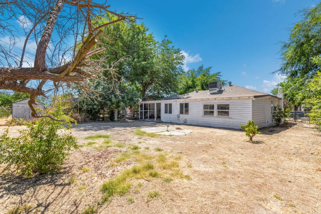 Image 23 of property listing at 1528 W Cortland Avenue, Fresno, CA 93705
