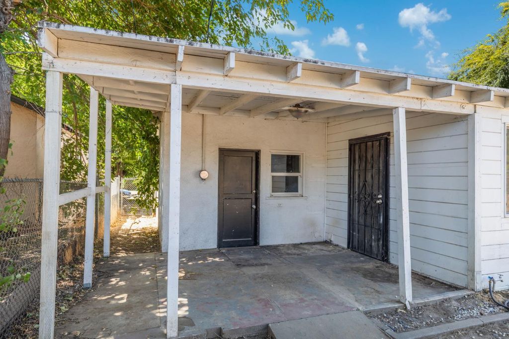 Image 25 of property listing at 1528 W Cortland Avenue, Fresno, CA 93705