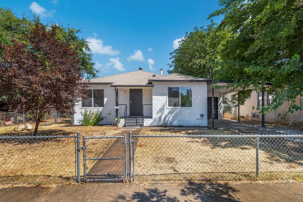 Image 3 of property listing at 1528 W Cortland Avenue, Fresno, CA 93705