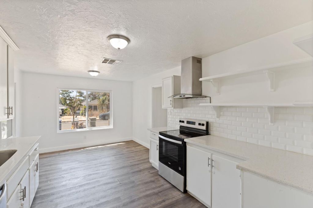 Image 8 of property listing at 1528 W Cortland Avenue, Fresno, CA 93705