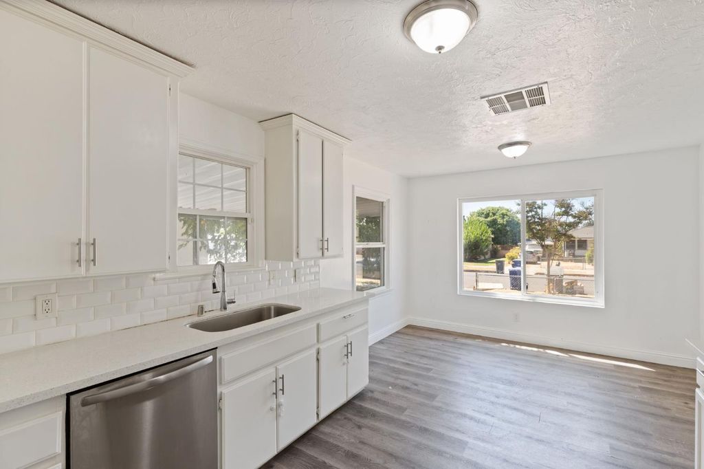 Image 9 of property listing at 1528 W Cortland Avenue, Fresno, CA 93705