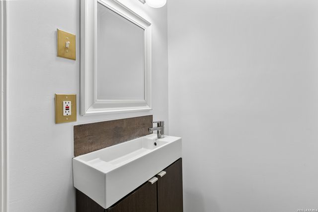 2006 W Woodlawn Ave, San Antonio, TX 78201