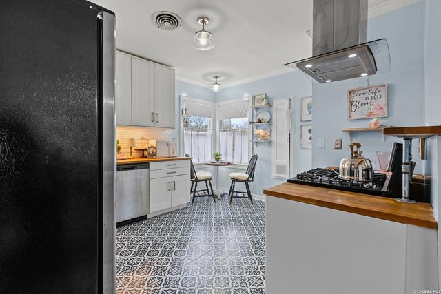 2006 W Woodlawn Ave, San Antonio, TX 78201