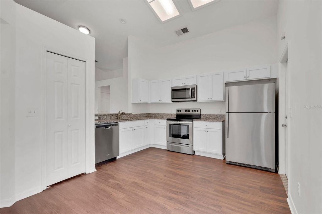 Image 8 of property listing at 11429 KENLEY CIRCLE, Orlando, FL 32824