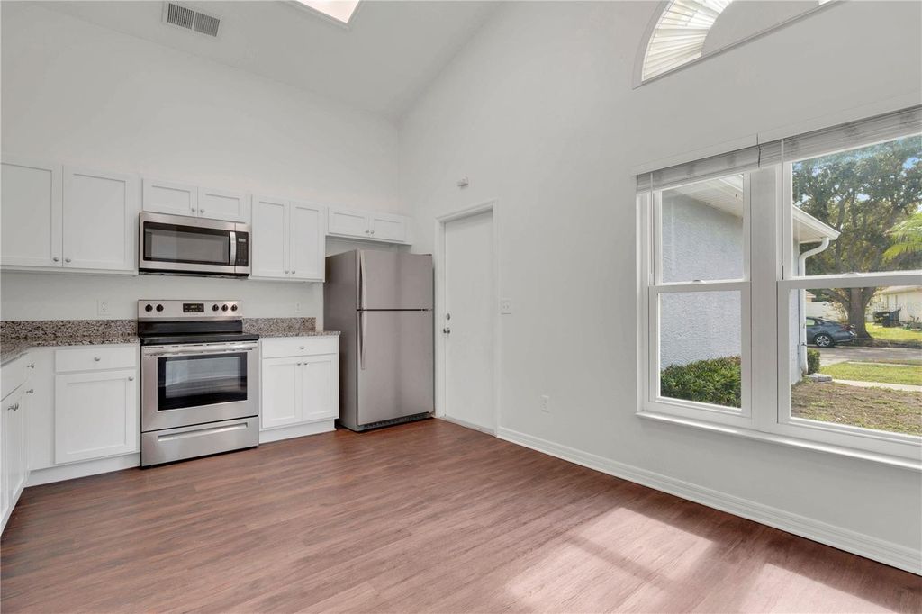 Image 9 of property listing at 11429 KENLEY CIRCLE, Orlando, FL 32824