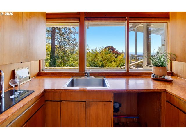 4163 Sw COUNCIL CREST Dr, Portland, OR 97239