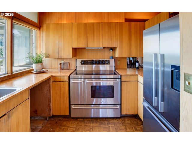 4163 Sw COUNCIL CREST Dr, Portland, OR 97239