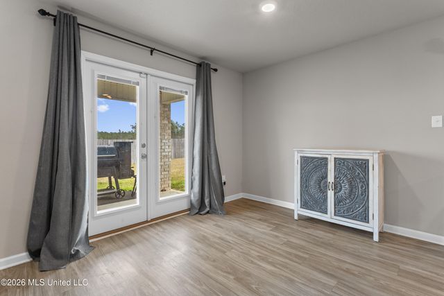 8588 Palmetto Drive, Ocean Springs, MS 39564