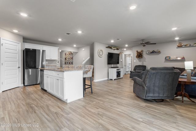 8588 Palmetto Drive, Ocean Springs, MS 39564