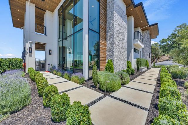 8140 Brookhollow Ct, Loomis, CA 95650