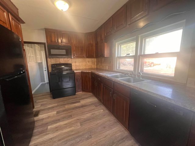 825 W 33rd N., Wichita, KS 67204