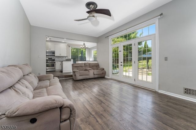 26 Byron Dr, Lopatcong Twp., NJ 08865
