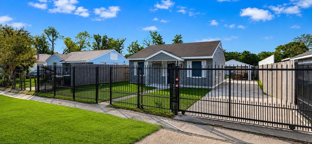 218 Hoffman Street, Houston, TX 77020