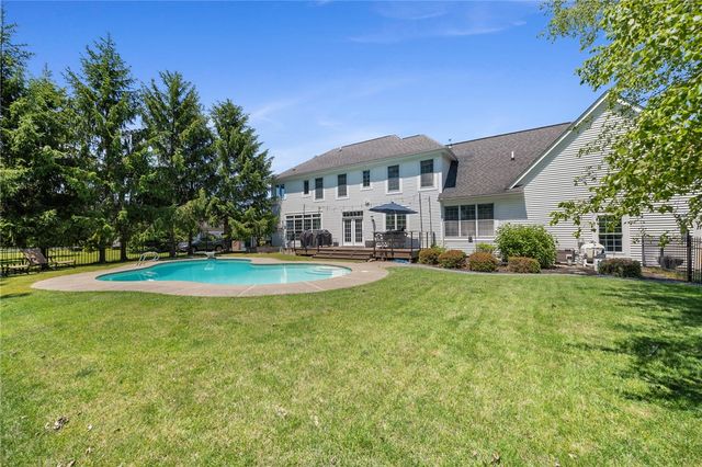 8 Turning Leaf Drive, Pittsford, NY 14534