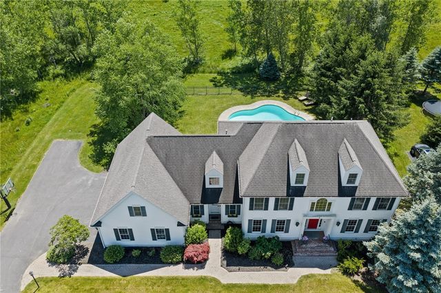 8 Turning Leaf Drive, Pittsford, NY 14534