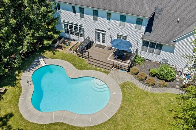 8 Turning Leaf Drive, Pittsford, NY 14534