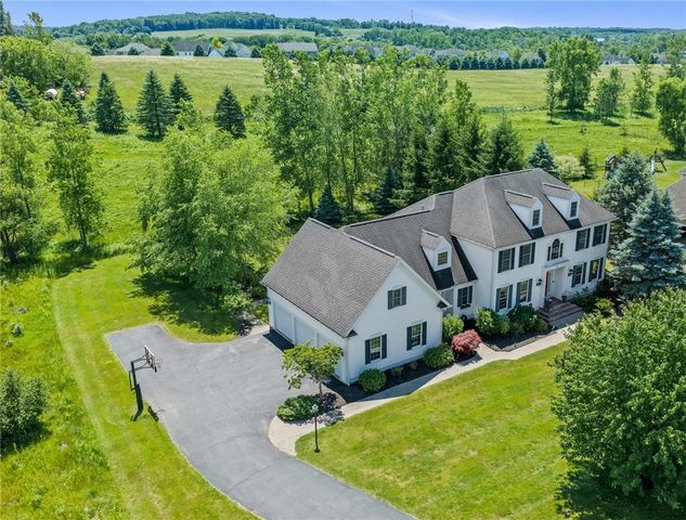 8 Turning Leaf Drive, Pittsford, NY 14534