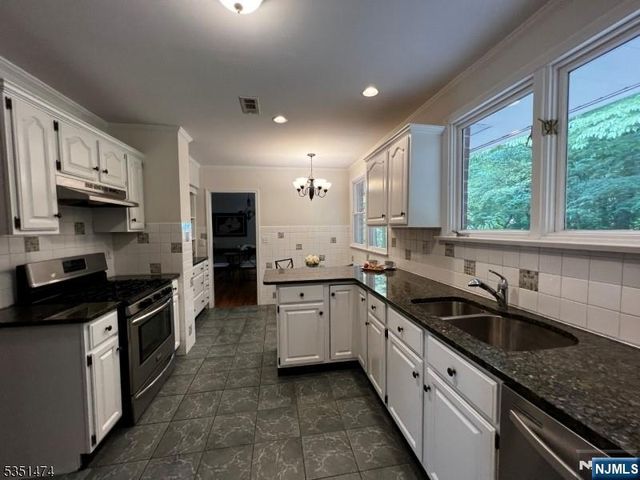 56 Grandview Place, North Caldwell, NJ 07006