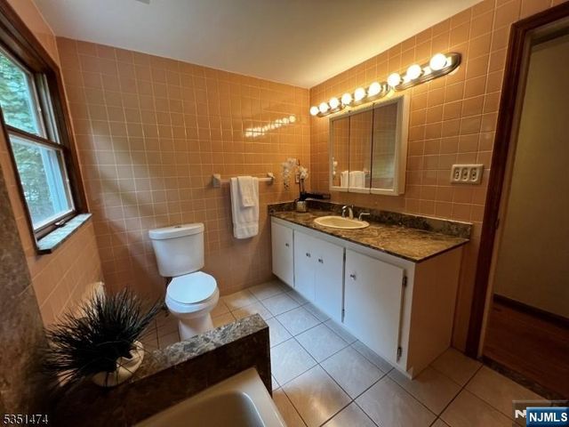 56 Grandview Place, North Caldwell, NJ 07006