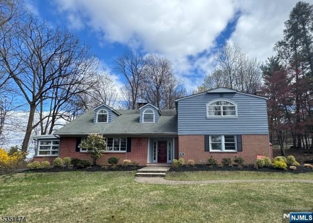 56 Grandview Place, North Caldwell, NJ 07006