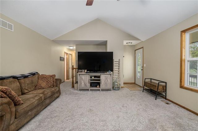 25011 Garrett Road, Mclouth, KS 66054