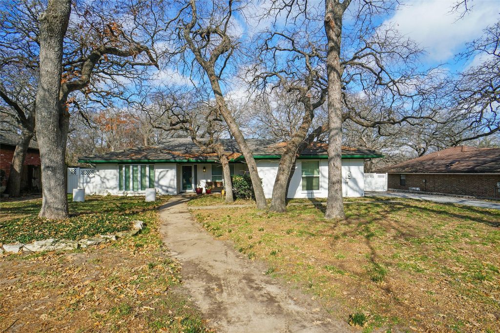 141 Timberlake Drive, Azle, TX 76020