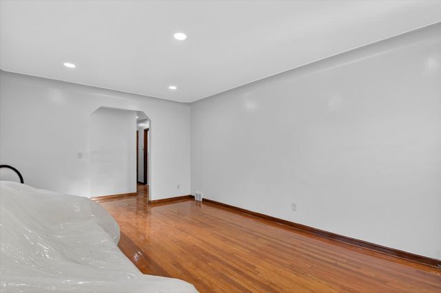 18759 Huntington Avenue, Harper Woods City, MI 48225