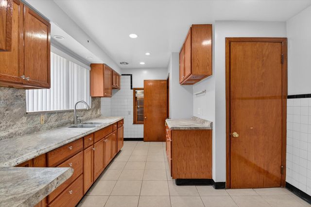 18759 Huntington Avenue, Harper Woods City, MI 48225