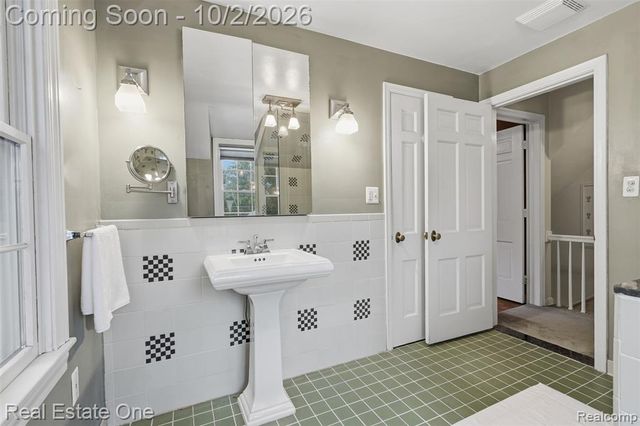 10154 Ludlow Avenue, Huntington Woods, MI 48070