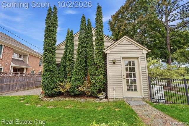 10154 Ludlow Avenue, Huntington Woods, MI 48070