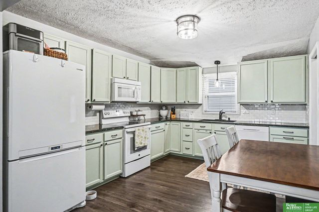 13620 Oak Street, Omaha, NE 68144
