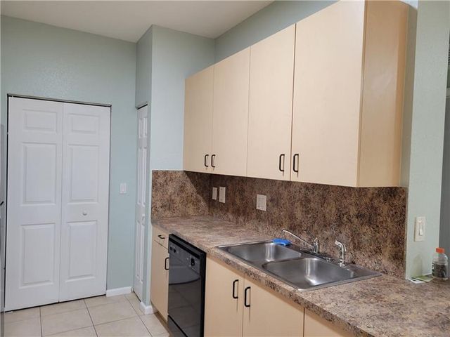3569 Forest Hill Boulevard 117, Palm Springs, FL 33406