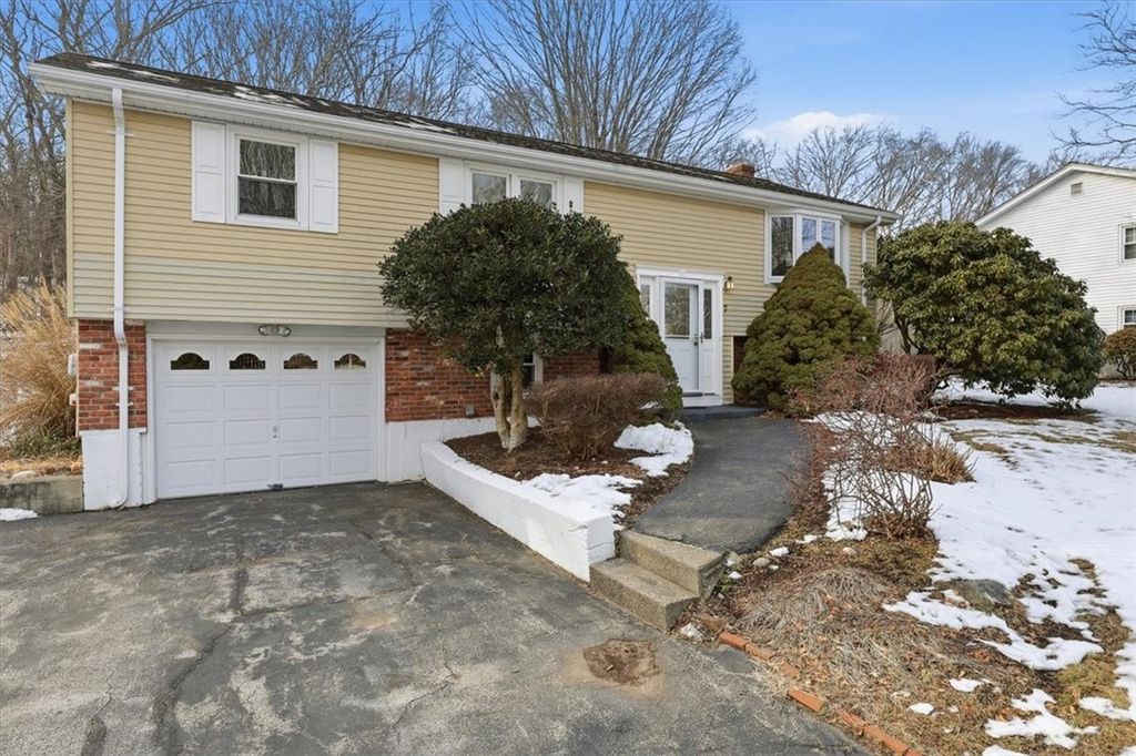 7 Hidden Valley Lane, Lincoln, RI 02865