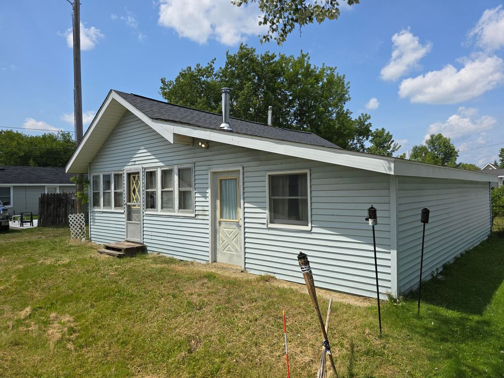 119 Capital Road, Houghton Lake, MI 48629