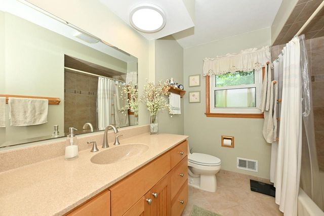 S43W22111 Beeheim ROAD, Waukesha, WI 53189