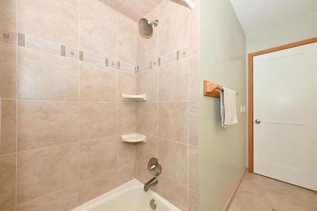 S43W22111 Beeheim ROAD, Waukesha, WI 53189