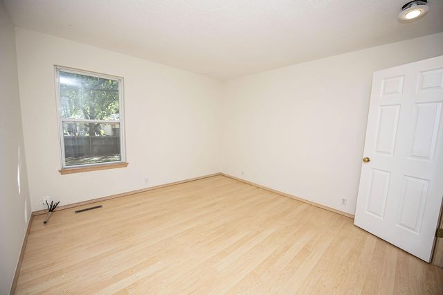 5646 S Jefferson Avenue, Springfield, MO 65810